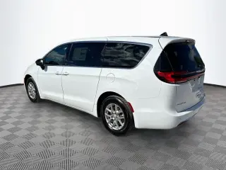 Chrysler Pacifica 2026 Select, monovolumen de 4 puertas