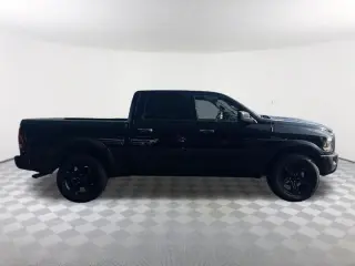 Ram 1500 Clásico 2024 4x4 Warlock 4p Pie de Cabina Crew 5.5 ft. SB Camioneta