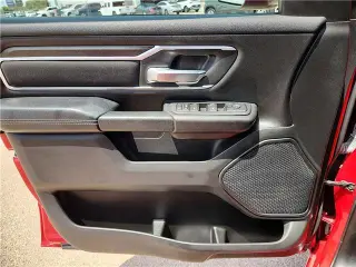 Ram 1500 2025 4x4 Big Horn 4 puertas Crew Cab pickup con caja de 5.6 pies