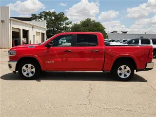 Ram 1500 2025 4x4 Big Horn 4 puertas Crew Cab pickup con caja de 5.6 pies