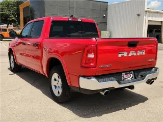 Ram 1500 2025 4x4 Big Horn 4 puertas Crew Cab pickup con caja de 5.6 pies