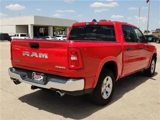 Ram 1500 2025 4x4 Big Horn 4 puertas Crew Cab pickup con caja de 5.6 pies