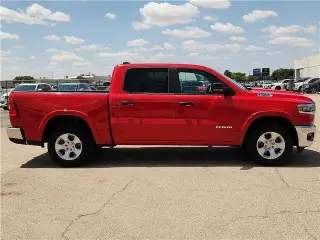 Ram 1500 2025 4x4 Big Horn 4 puertas Crew Cab pickup con caja de 5.6 pies