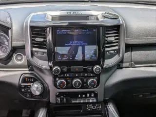 Ram 1500 2020 4x4 Laramie 4p Cab de Tripulación 5.6 ft. SB Camioneta
