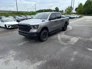 Ram 1500 2023 4x4 Tradesman 4 puertas Crew Cab pickup con tolva de 5.6 pies