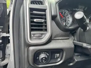 Ram 1500 2023 4x4 Tradesman 4 puertas Crew Cab pickup con tolva de 5.6 pies