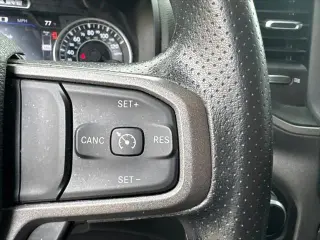 Ram 1500 2023 4x4 Tradesman 4 puertas Crew Cab pickup con tolva de 5.6 pies