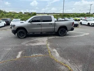 Ram 1500 2023 4x4 Tradesman 4 puertas Crew Cab pickup con tolva de 5.6 pies