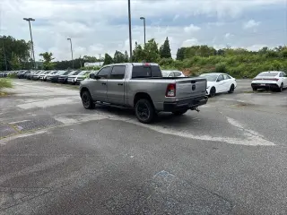 Ram 1500 2023 4x4 Tradesman 4 puertas Crew Cab pickup con tolva de 5.6 pies