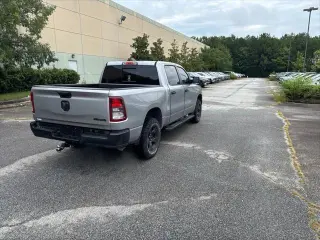 Ram 1500 2023 4x4 Tradesman 4 puertas Crew Cab pickup con tolva de 5.6 pies