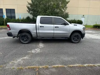 Ram 1500 2023 4x4 Tradesman 4 puertas Crew Cab pickup con tolva de 5.6 pies