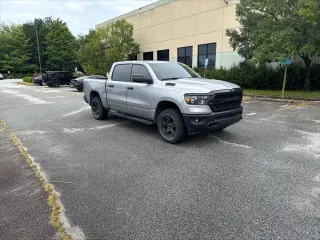Ram 1500 2023 4x4 Tradesman 4 puertas Crew Cab pickup con tolva de 5.6 pies