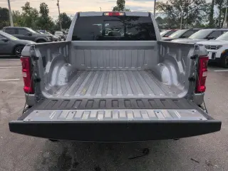 Ram 1500 2025 4x4 Big Horn cabina crew 4 puertas pickup 5.6 pies