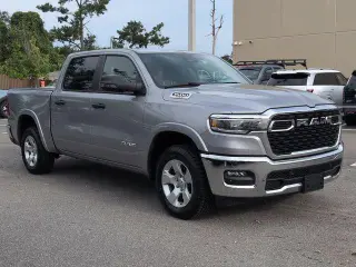 Ram 1500 2025 4x4 Big Horn cabina crew 4 puertas pickup 5.6 pies