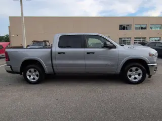 Ram 1500 2025 4x4 Big Horn cabina crew 4 puertas pickup 5.6 pies