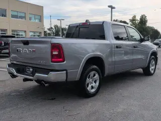 Ram 1500 2025 4x4 Big Horn cabina crew 4 puertas pickup 5.6 pies