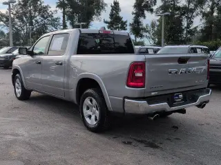 Ram 1500 2025 4x4 Big Horn cabina crew 4 puertas pickup 5.6 pies