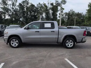 Ram 1500 2025 4x4 Big Horn cabina crew 4 puertas pickup 5.6 pies