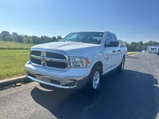 Ram 1500 Classic 2021 4x2 Tradesman Cabina Quad de 4 puertas y batea de 6.3 pies