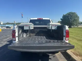 Ram 1500 Classic 2021 4x2 Tradesman Cabina Quad de 4 puertas y batea de 6.3 pies