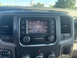 Ram 1500 Classic 2021 4x2 Tradesman Cabina Quad de 4 puertas y batea de 6.3 pies