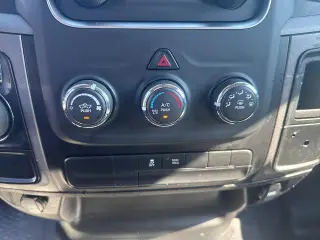 Ram 1500 Classic 2021 4x2 Tradesman Cabina Quad de 4 puertas y batea de 6.3 pies