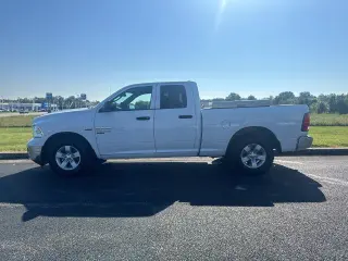 Ram 1500 Classic 2021 4x2 Tradesman Cabina Quad de 4 puertas y batea de 6.3 pies