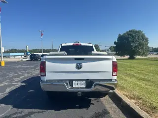Ram 1500 Classic 2021 4x2 Tradesman Cabina Quad de 4 puertas y batea de 6.3 pies