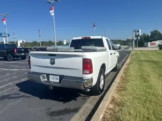 Ram 1500 Classic 2021 4x2 Tradesman Cabina Quad de 4 puertas y batea de 6.3 pies