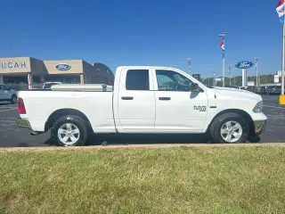 Ram 1500 Classic 2021 4x2 Tradesman Cabina Quad de 4 puertas y batea de 6.3 pies
