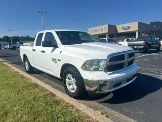 Ram 1500 Classic 2021 4x2 Tradesman Cabina Quad de 4 puertas y batea de 6.3 pies