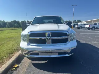 Ram 1500 Classic 2021 4x2 Tradesman Cabina Quad de 4 puertas y batea de 6.3 pies
