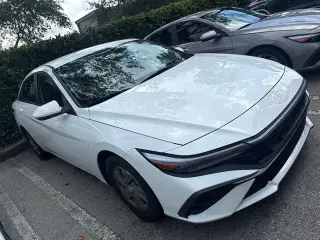 Hyundai ELANTRA 2025 SE Sedán de 4 puertas