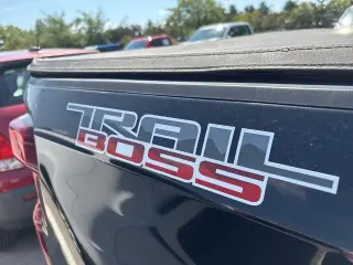 Chevrolet Silverado 1500 2019 4x4 Custom Trail Boss cabina doble de 4 puertas y caja corta de 5.8 pies