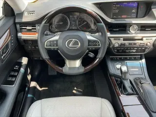Sedán de 4 puertas Lexus ES 350 2018