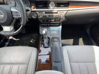Sedán de 4 puertas Lexus ES 350 2018