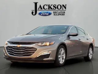 Sedán de 4 puertas Chevrolet Malibu LT 2025 con 1LT