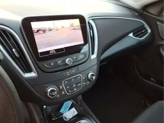 Sedán de 4 puertas Chevrolet Malibu LT 2025 con 1LT