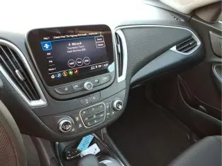Sedán de 4 puertas Chevrolet Malibu LT 2025 con 1LT