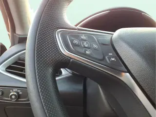 Sedán de 4 puertas Chevrolet Malibu LT 2025 con 1LT