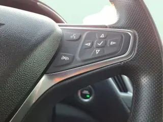 Sedán de 4 puertas Chevrolet Malibu LT 2025 con 1LT