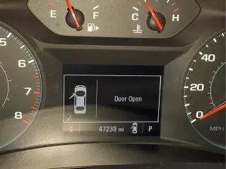 Sedán de 4 puertas Chevrolet Malibu LT 2025 con 1LT