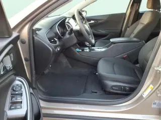 Sedán de 4 puertas Chevrolet Malibu LT 2025 con 1LT