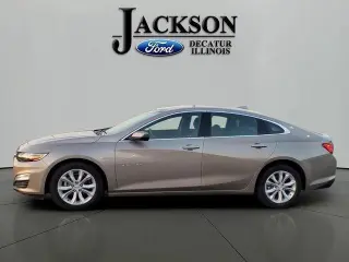 Sedán de 4 puertas Chevrolet Malibu LT 2025 con 1LT