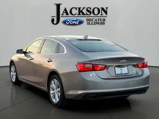 Sedán de 4 puertas Chevrolet Malibu LT 2025 con 1LT