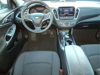 Sedán de 4 puertas Chevrolet Malibu LT 2025 con 1LT