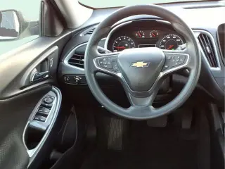 Sedán de 4 puertas Chevrolet Malibu LT 2025 con 1LT