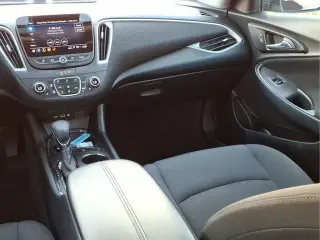 Sedán de 4 puertas Chevrolet Malibu LT 2025 con 1LT