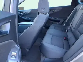 Sedán de 4 puertas Chevrolet Malibu LT 2025 con 1LT
