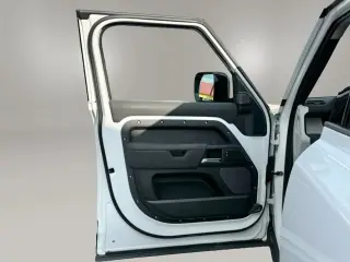 Land Rover Defender 2022 con tracción en las fouraz 110 estándar 4 puertas SUV